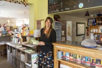 Karine Depeyre au Kairn, entre l'espace librairie et le comptoir du bistrot/ Stéphane Boularand (c)Bigorre.org
