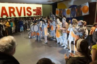 Après deux heures sur la scène, le Baro d'Evel termine le spectacle en musique devant les portes du Parvis/ Stéphane Boularand (c)Bigorre.org