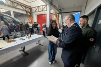 Un ancien élève maintenant dans l'Armée de l'air remet les diplômes du BIA au Lycée Jean Dupuy/ Stéphane Boularand (c)Bigorre.org