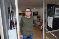 François Valera à la porte de sa galerie artistique/ Stéphane Boularand (c)Bigorre.org