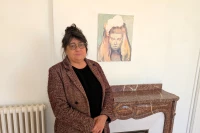 Emmanuelle Hirsch devant un tableau de Pauline  Zenk, actuellement exposé à l'Atelier 20/ Stéphane Boularand (c)Bigorre.org