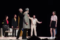 7 comédiens sur la scène du Théâtre des Nouveautés pour une Puce à l'oreille survitaminée/ Stéphane Boularand (c)Bigorre.org 7 comédiens sur la scène du Théâtre des Nouveautés pour une Puce à l'oreille survitaminée/ Stéphane Boularand (c)Bigorre.org